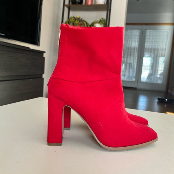 Never before worn red high heels! Perfect for valentine’s day coming up - Picture 2 of 2